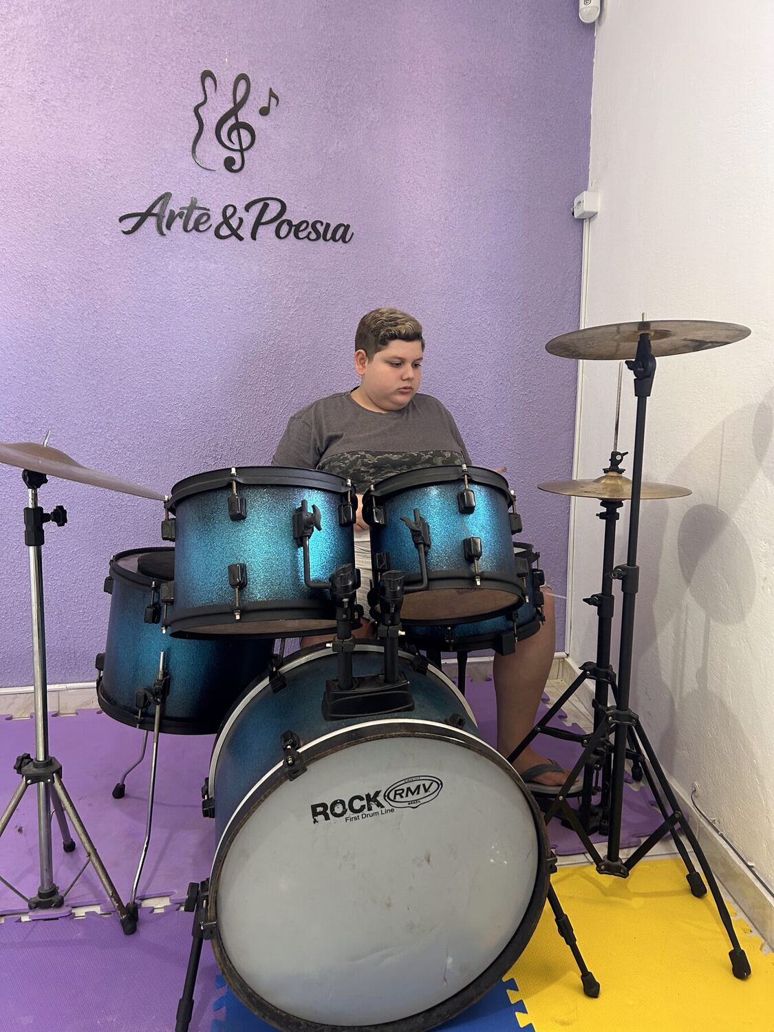 Criança em aula individual de bateria na Escola Arte & Poesia