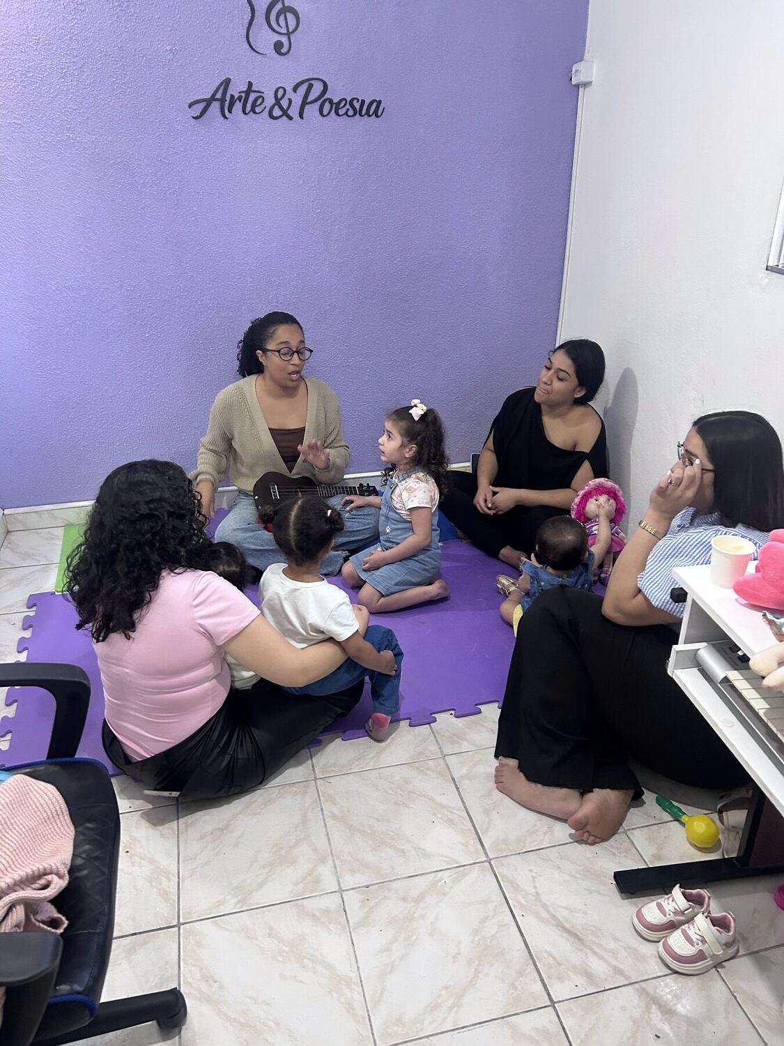 Aula de musicalização infantil para crianças pequenas com as mães presentes
